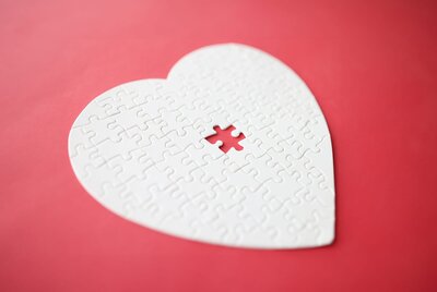 rsz_156705606_white-heart-made-from-puzzle-lying-on-red-background